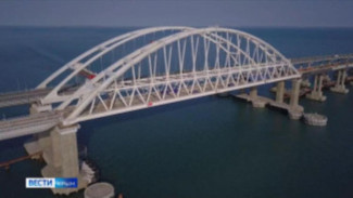 Больше сотни автомобилей стоят в очереди на Крымском мосту
